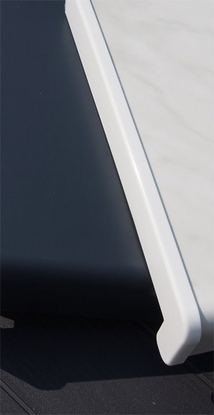 Plastové parapety: zleva bílá, antracit, šedý mramor